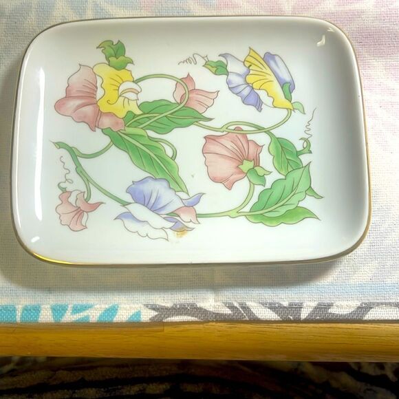 Lovely Ben Rickert, Inc. Fine China Jewelry/ Trinket Holder - Picture 1 of 7